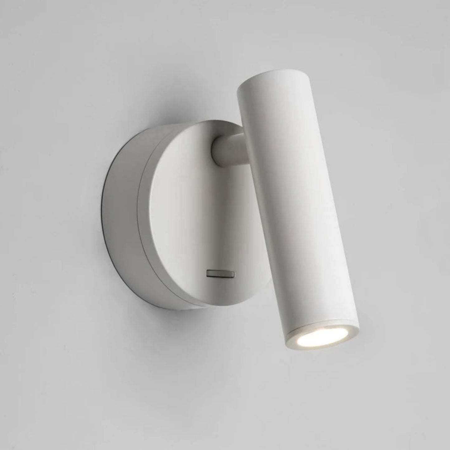 Modern Focused Wall Lamp for Elegant Home Illumination